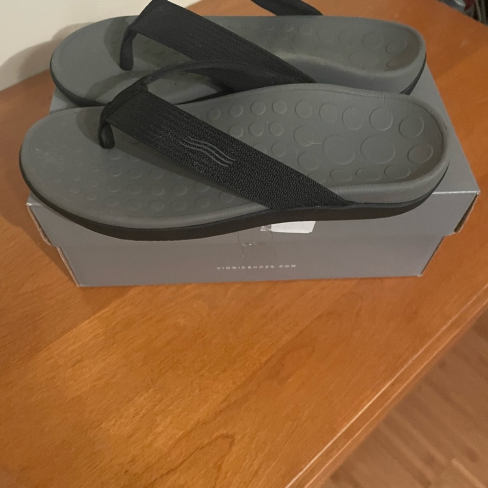 Vionic flip flops Brand New unisex size 7 women black